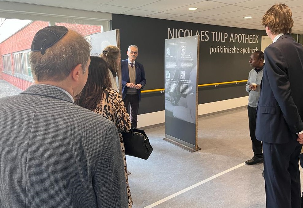 Maandag 11 april is de indrukwekkende reizende tentoonstelling ‘Joodse artsen en de Holocaust’ geopend in Ziekenhuis Amstelland. De tentoonstelling is een initiatief van artsenfederatie @KNMG en vakblad Medisch Contact en is tot 29 april te zien in gang B. bit.ly/3rF1Ytx