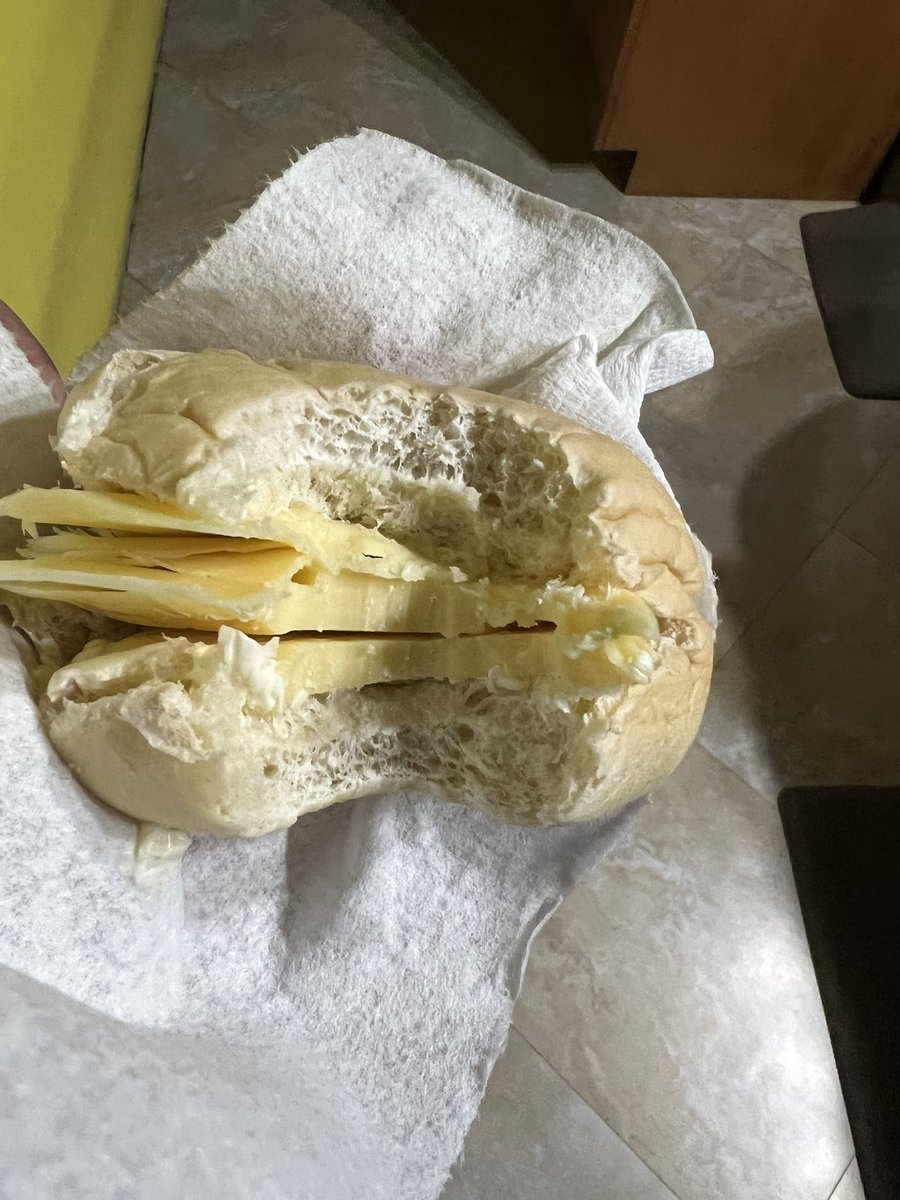 GtotheX's tweet image. Finally cracked and had one… now I’m good for another week of dieting … it was sooooooo good!!! #Anchorcheese #CheeseCutter