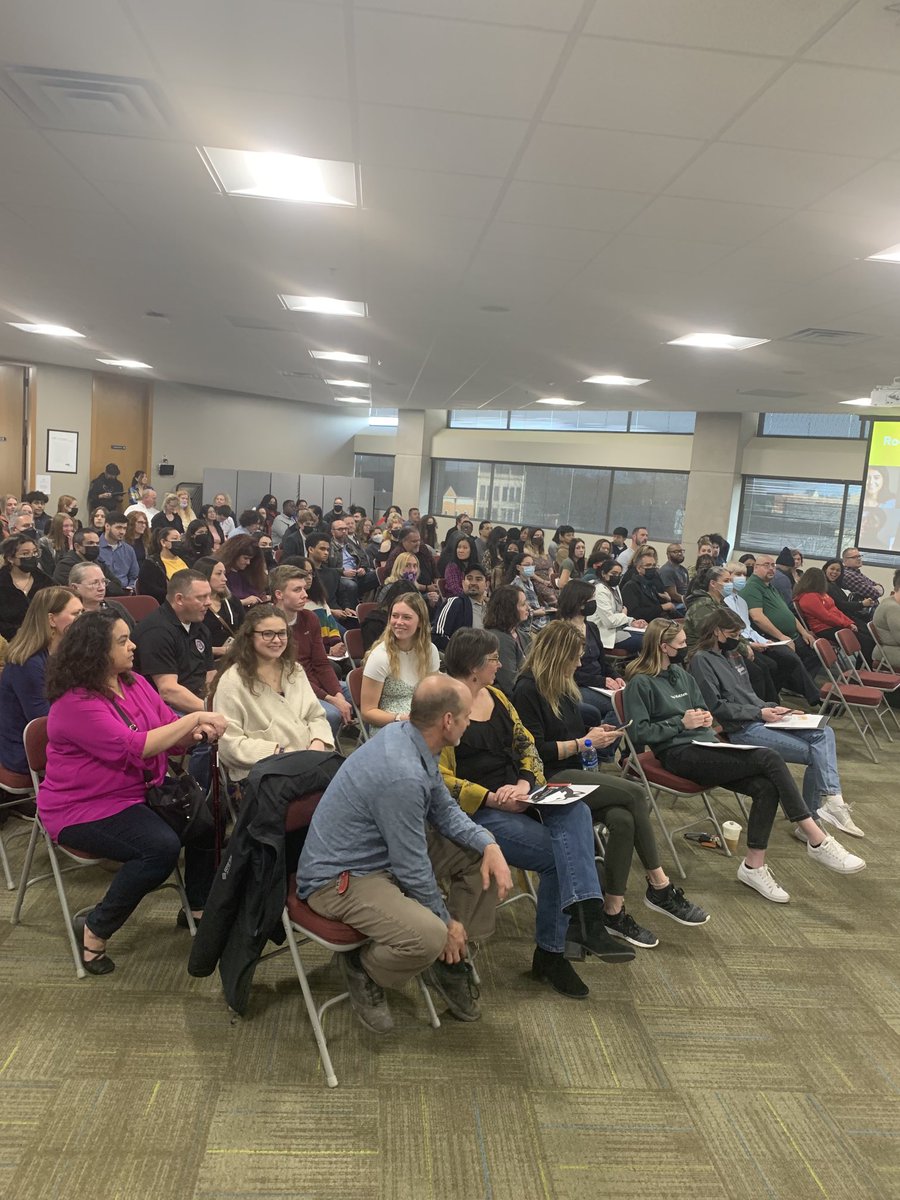 RPS205's tweet image. More RPS 205 high school seniors are at the Admin Building to sign ⁦@RKFDPROMISE⁩ scholarships to attend ⁦@rvcgoldeneagles⁩ ⁦@RockfordUniv⁩ &amp;amp; ⁦@NIUlive⁩! Congratulations! #OurKidsRock