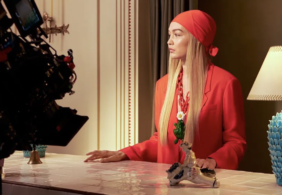 GigiHadidInfos's tweet photo. Gigi Hadid on set for the H&amp;M Spring Summer 2022 campaign. https://t.co/XpZkcQo28P