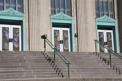 A Decatur man accused of taking a baseball bat to the windows of the Decatur Masonic Temple and inflicting massive damage is linked to similar attacks at Masonic lodges and facilities scattered across Central Illinois.
freemasonsfordummies.blogspot.com/2022/03/suspec…