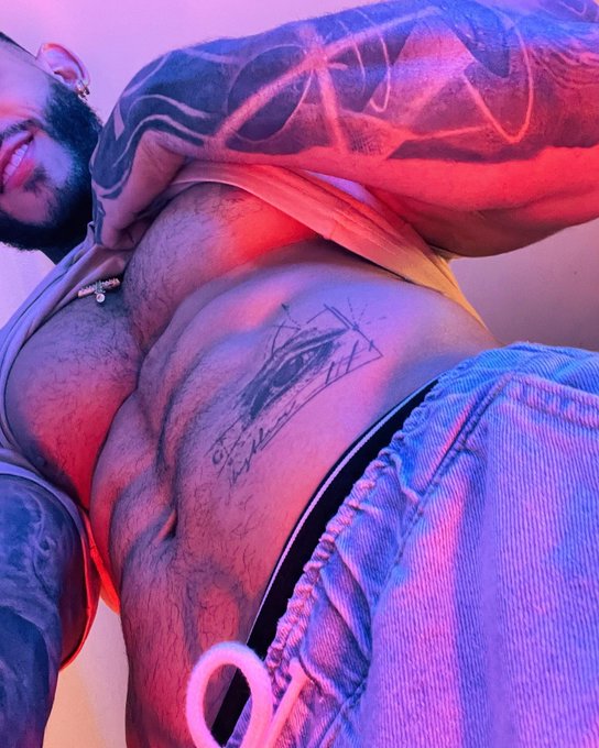 I want to talk to you!😏  https://t.co/Wy9fRe6Ox2 https://t.co/p8xKU0SELJ