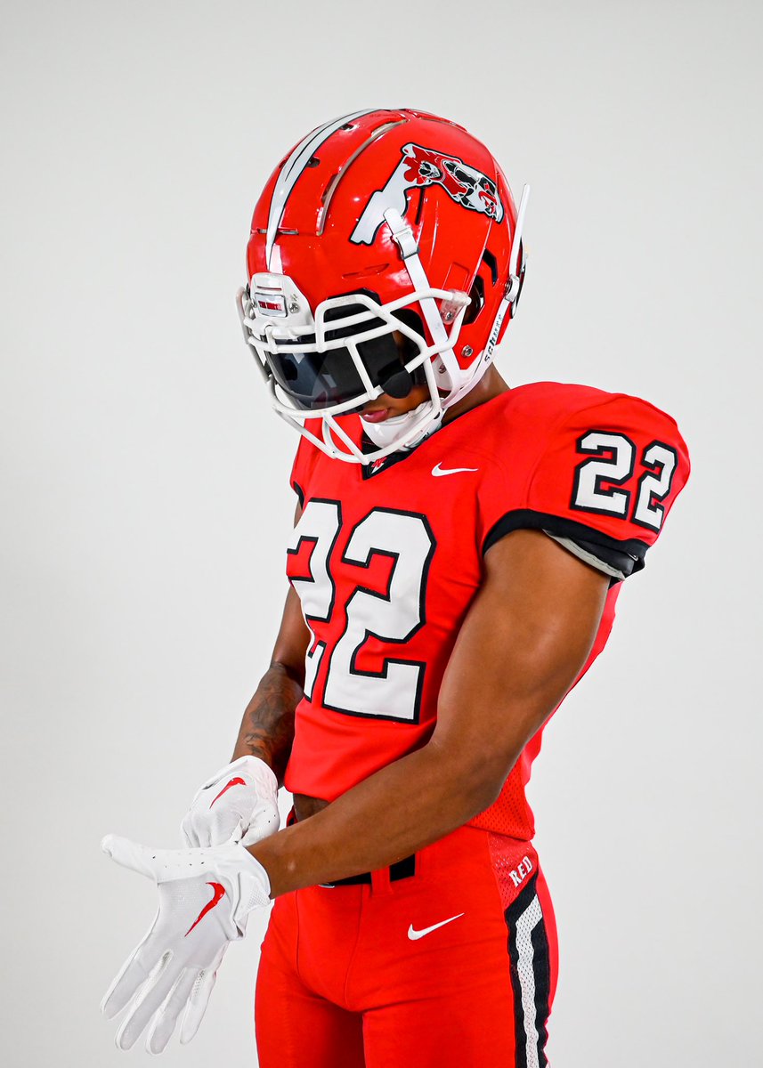 creator_dee's tweet photo. We're starting 22 off with some 🔥🔥🔥! It's shooting SZN! #Nike Here come the Red Knights! #sms https://t.co/nhFLv2Bbsg