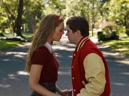 completamente FASCINADO com o quanto glee é parte da série da elle fanning sobre a menina que incentivou o namorado a se matar, com direito até a número musical. sabia que a garota era fã de glee mas não tinha ideia q era nesse nível de achar que era a própria rachel berry kkkk