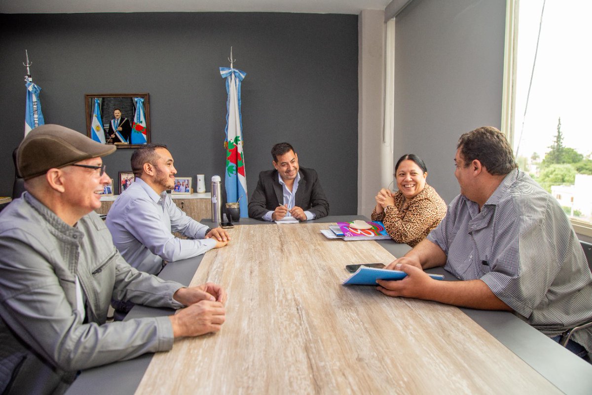 LrDesarrollo's tweet photo. 🤝 Con el objetivo de avanzar en una mejor organización y brindar apoyo a trabajadores y trabajadoras de la economía popular, nuestro ministro @turcomenem se reunió con los concejales por Capital, @HECTORHERRERAOK, Gerardo Herrera Gómez, @waltermontivero y @YolyCorzo https://t.co/Mr70ncnG0g