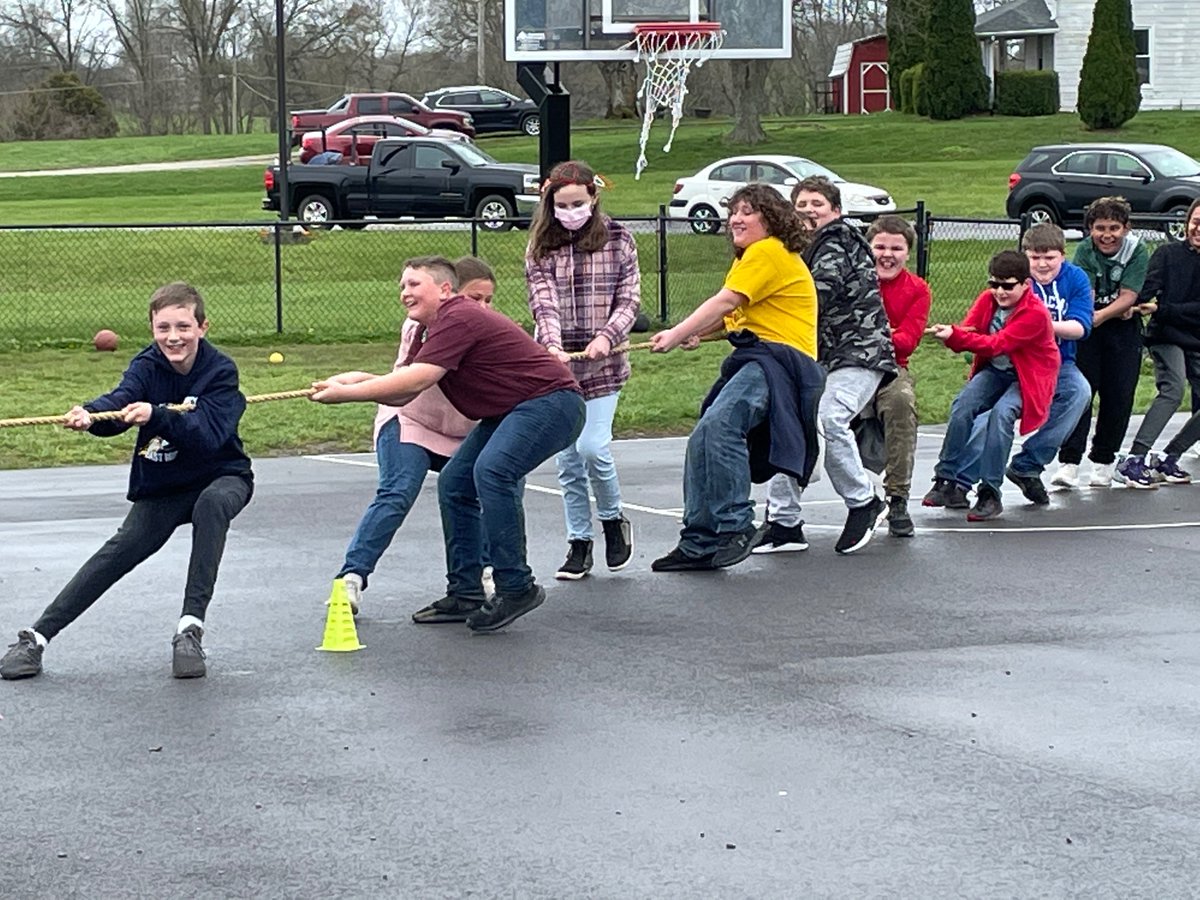 mrgordon303's tweet photo. Tug of war to represent the colonist vs the British- Mrs. Pickens at it again! https://t.co/b9cVz68s1L