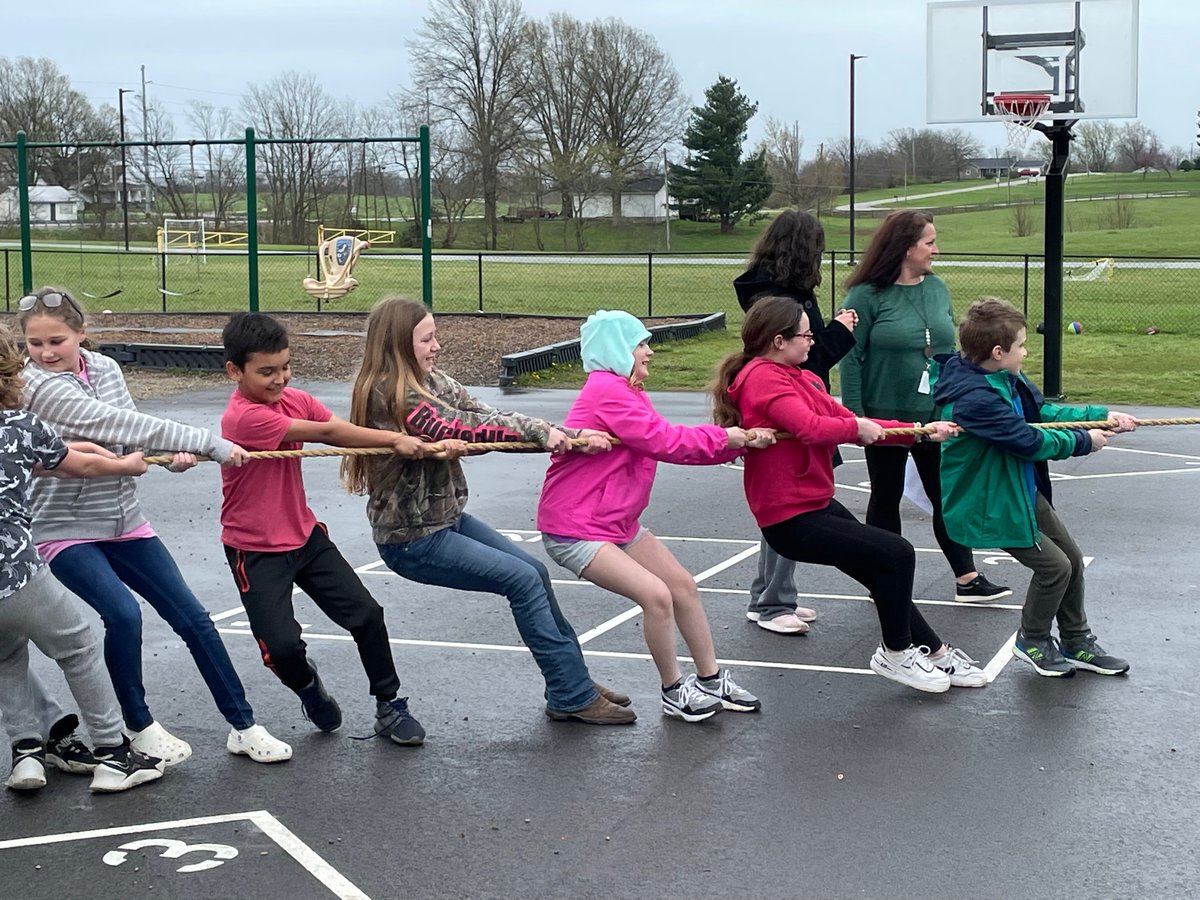 mrgordon303's tweet photo. Tug of war to represent the colonist vs the British- Mrs. Pickens at it again! https://t.co/b9cVz68s1L