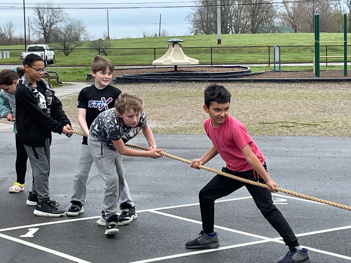 mrgordon303's tweet photo. Tug of war to represent the colonist vs the British- Mrs. Pickens at it again! https://t.co/b9cVz68s1L