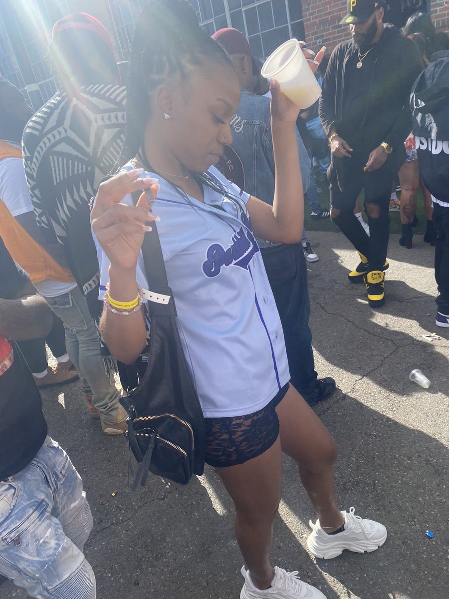 KrazyBoutRae_'s tweet photo. Parkhill Playerrr. 🤍💜📸  #444 #munchiesandmimosas #DenverShit https://t.co/YE6vANgHUG