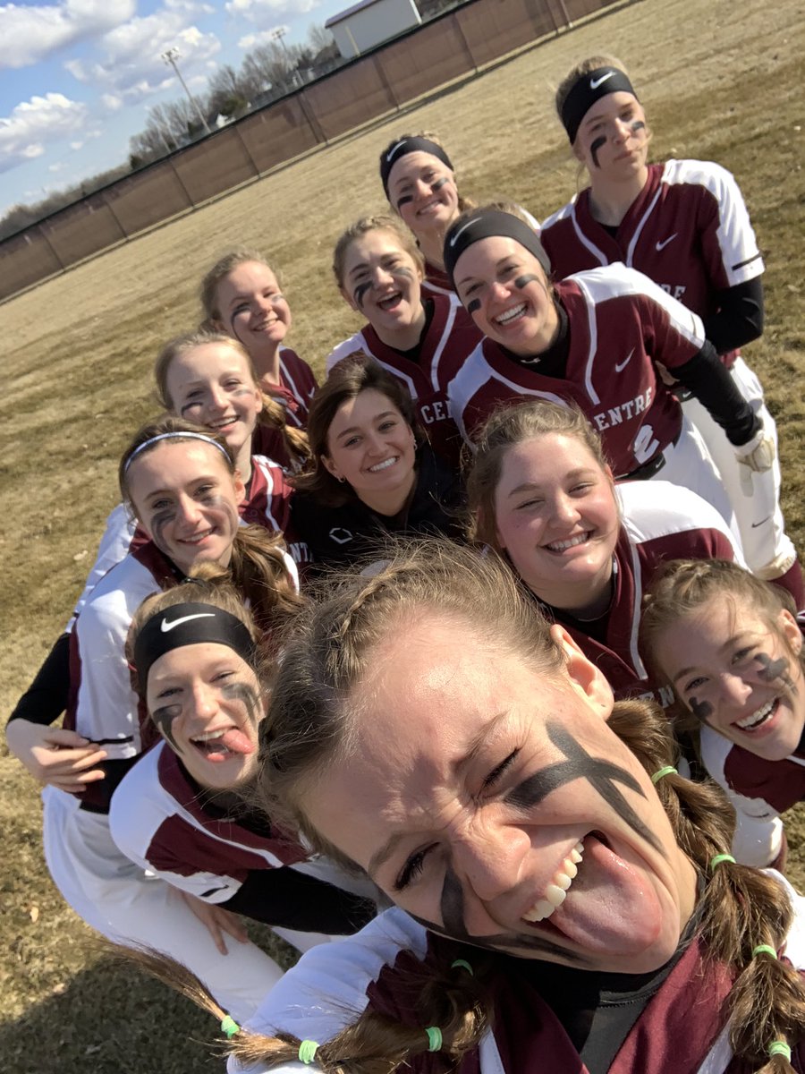 SCSball's tweet photo. Nice to be outside!  Nice opening night win! The ladies celebrate in the sunshine!! https://t.co/pLve8kyHdL