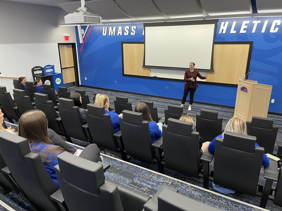 RiverhawkSB's tweet photo. Our alums are so ✨ 𝓲𝓷𝓼𝓹𝓲𝓻𝓲𝓷𝓰✨

THANK YOU to Ari Darcy ’15 for coming to speak to our team today as part of our #UMLTitleIX50 celebration! 

#UnitedInBlue | #TitleIX50 https://t.co/DLvgLH8Fqm