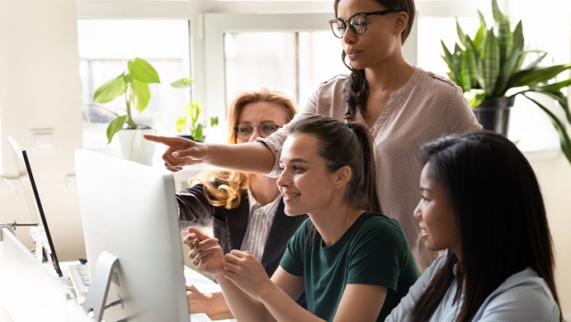 KristenC_BAH's tweet photo. Meet the #LifeatBooz Women in Data Science! Our innovative program provides opportunities for employees to accelerate their careers by providing creative #datascience learning opportunities from hackathons to coding tutorials. Learn more: https://t.co/eCgBKhBS8a https://t.co/8ijQIvqaUC