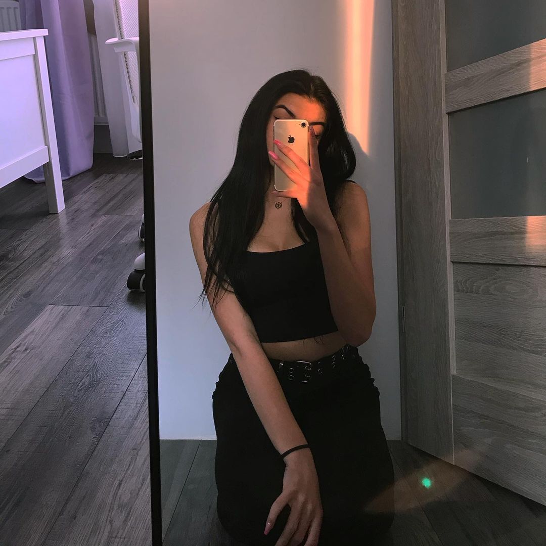 louise_hub's tweet photo. Chaque RT et Follow aura une nude gratuite.🔞🙃 https://t.co/cfloAgo2Js