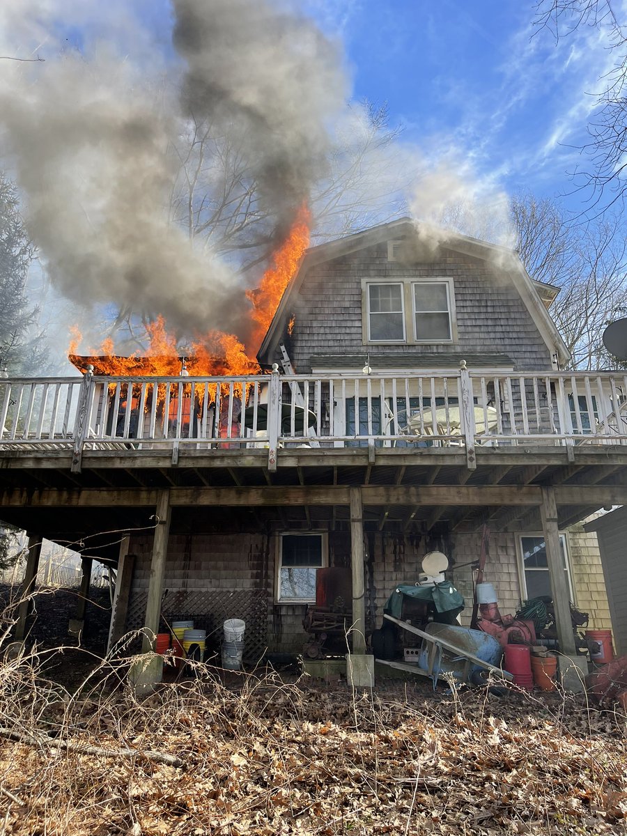 SquadFirePhotos's tweet photo. Andover Ct 2nd alarm. Lake Rd 16:29 on 4/11/22 @TNDispatch @BreakingNowCT #andoverct #2ndalarm https://t.co/jqk3crBQwA