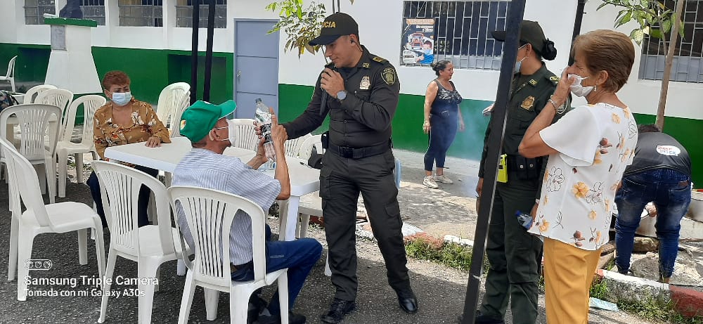 OrquestaIbague's tweet photo. acompañamos a nuestros gestores SI YENIFER  y el PT Sandoval en el Sancocho comunitario en dónde departimos con toda la comunidad música y de esta manera seguimos fortaleciendo esos lazos de amistad entre policía y comunidad . https://t.co/vn81KOCx4u