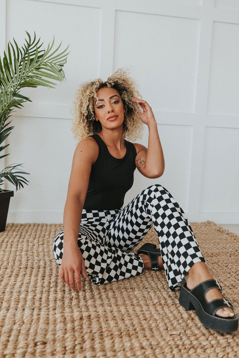 fidgeyray's tweet image. LOOK WHAT'S LIVE 🔥🔥 the Live Your Life Checkered Pants (and more new!) just dropped over at l8r.it/V8wV.

#shopfidgeyray #checkeredpants #trendypants #flarepants #flarejeans #blackandwhite #blackandwhtiepants #westernfashion #trendyfashion