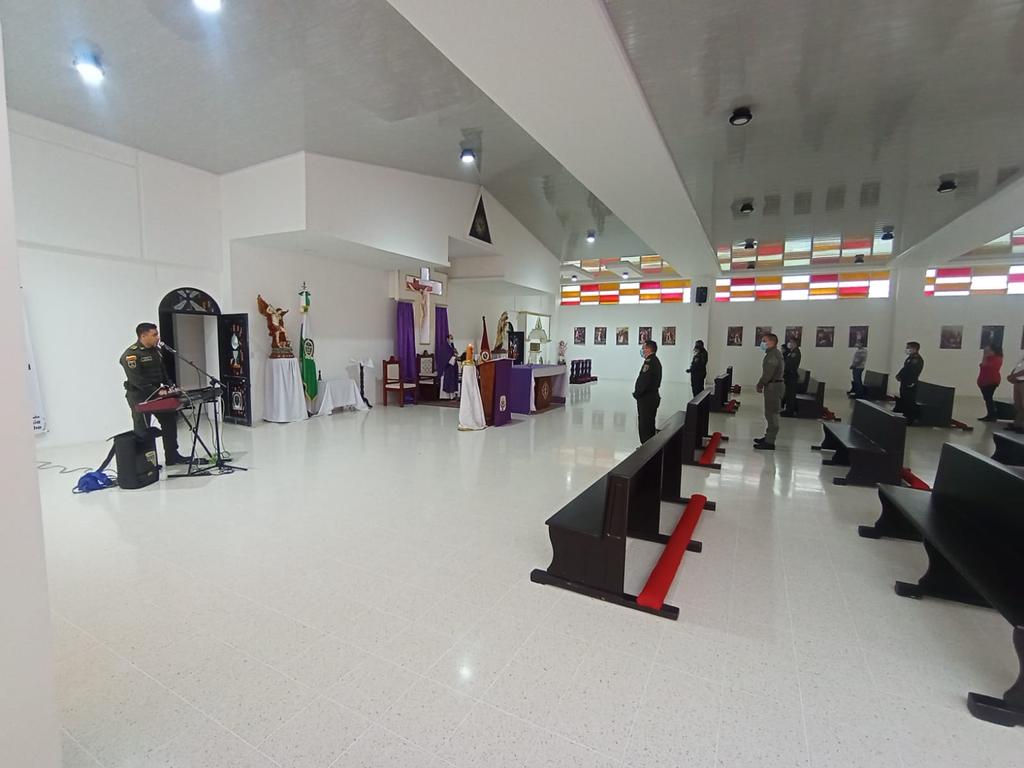 OrquestaIbague's tweet photo. En el segundo día de semana santa, realizamos acompañamiento de la eucaristía celebrada por el presbítero Roger Santiago Aroca  en el Comando de Policía Picaleña, dinamizando con cantos litúrgicos la santa misa. https://t.co/77dj9g9JjN