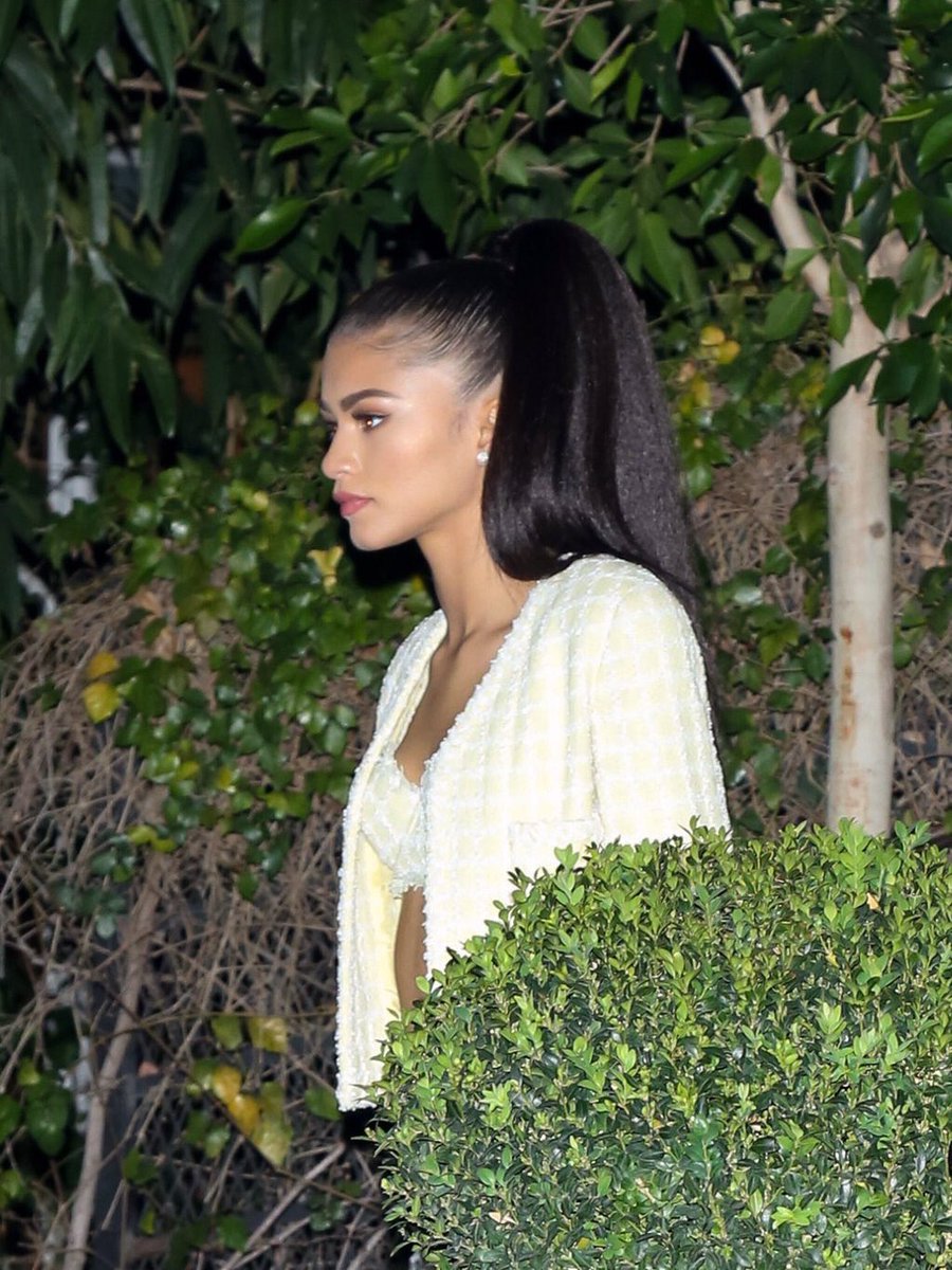 saintdoII's tweet photo. zendaya wearing chanel ss1994 rtw to marie claire’s fresh faces party https://t.co/ti0gLVc4BJ