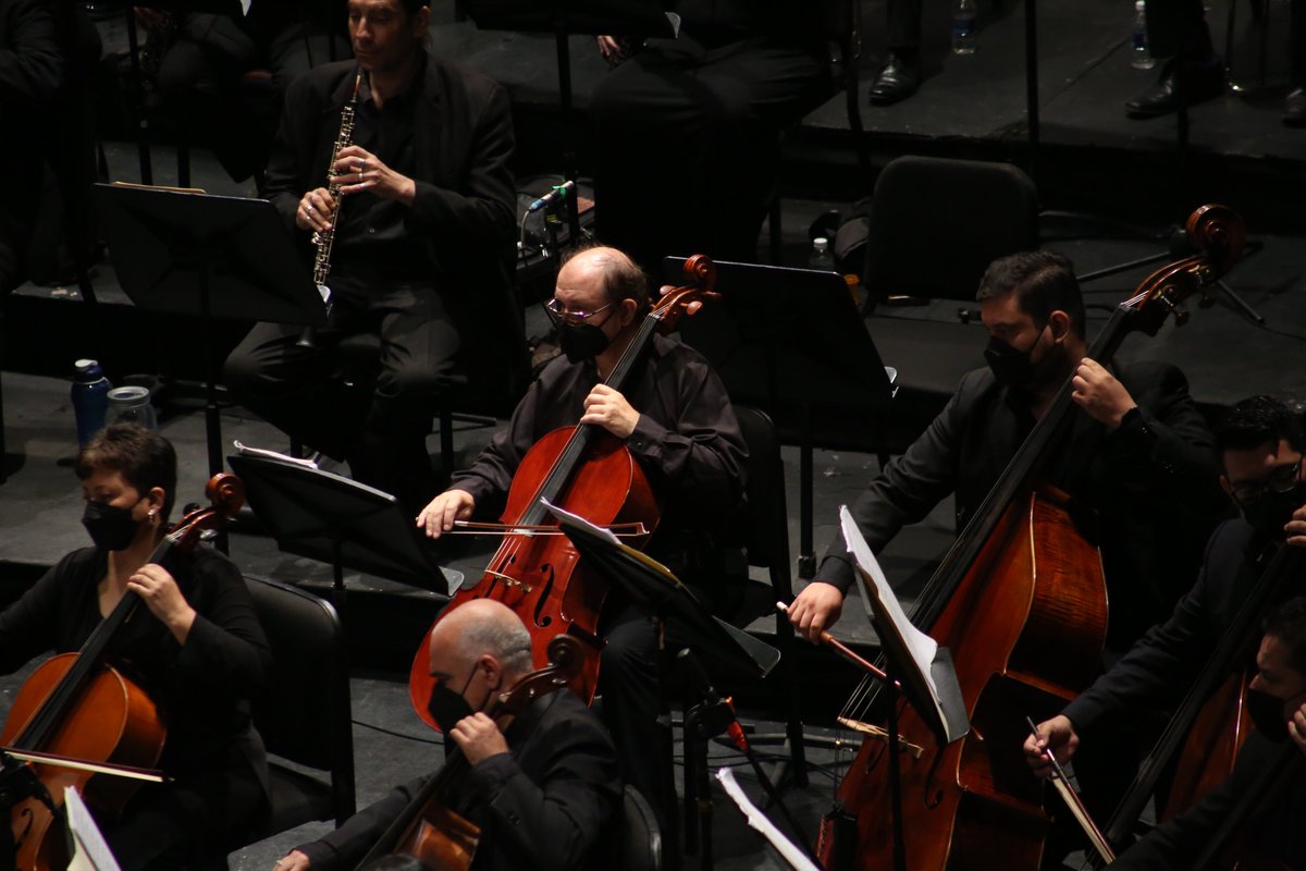 migueldelreal's tweet photo. ¡Domingo familiar! Chicos y grandes nos acompañaron durante el concierto de ayer en una función al medio día.
Acompañando a la @OsslaOficial estuvo el pianista Elías Manzo-Hernández 🎹👌
#SalmonDelReal #orchestraconductor #musicaclasica #Music #Musica #ClassicalMusic #Symphony https://t.co/w7VfSW6pFq