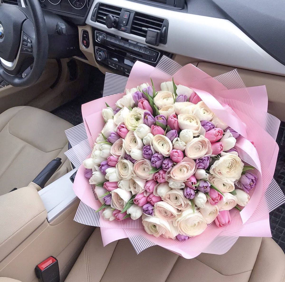 bottegalolita's tweet photo. Tulips &amp; roses https://t.co/QsHtHGQwRF