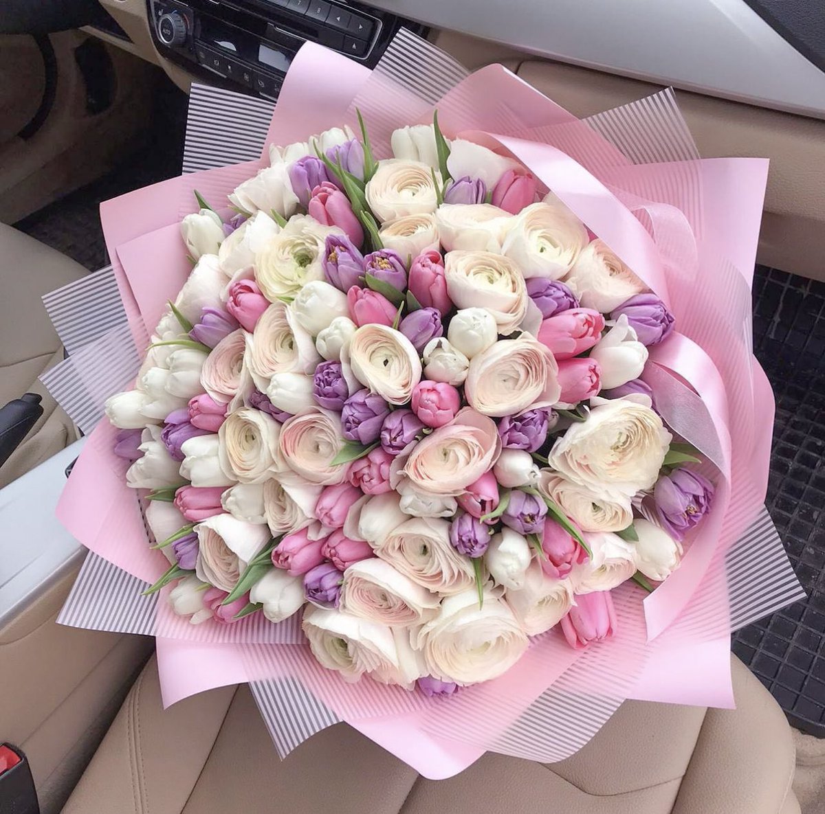 bottegalolita's tweet photo. Tulips &amp; roses https://t.co/QsHtHGQwRF