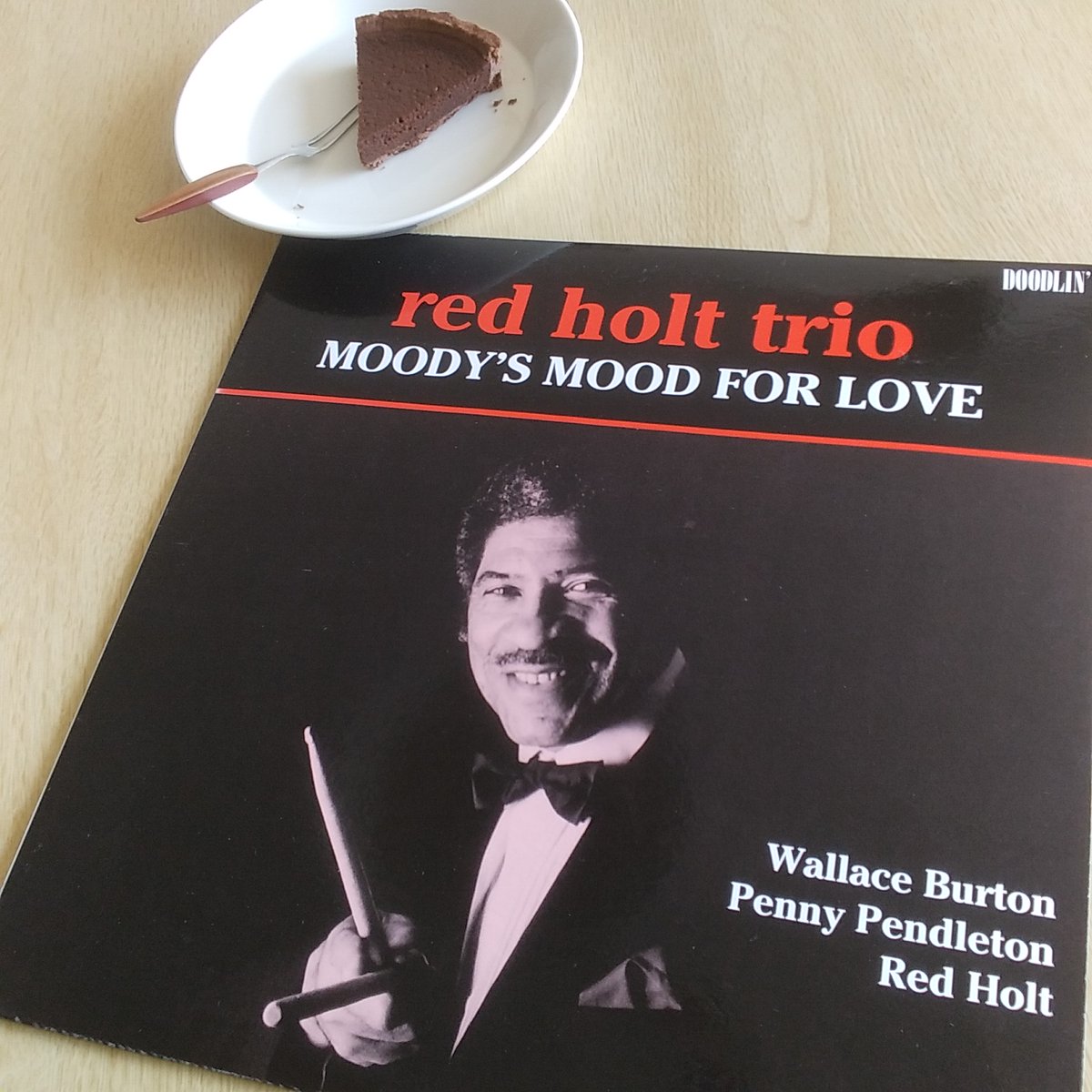 visionopt1's tweet photo. #留萌　曇り9℃　黄砂？pm2.5?車も窓も汚れ
#jazz #RedHolt
何ともお気楽な🥁と🎤
タイトルも思わず吹き出す🎵これが91年録音とは！余程ﾗﾑｾﾞｲ・ﾙｲｽの所で儲かったのか？シカゴって不思議♬
#土田悦也 https://t.co/UlwvBMMpWf