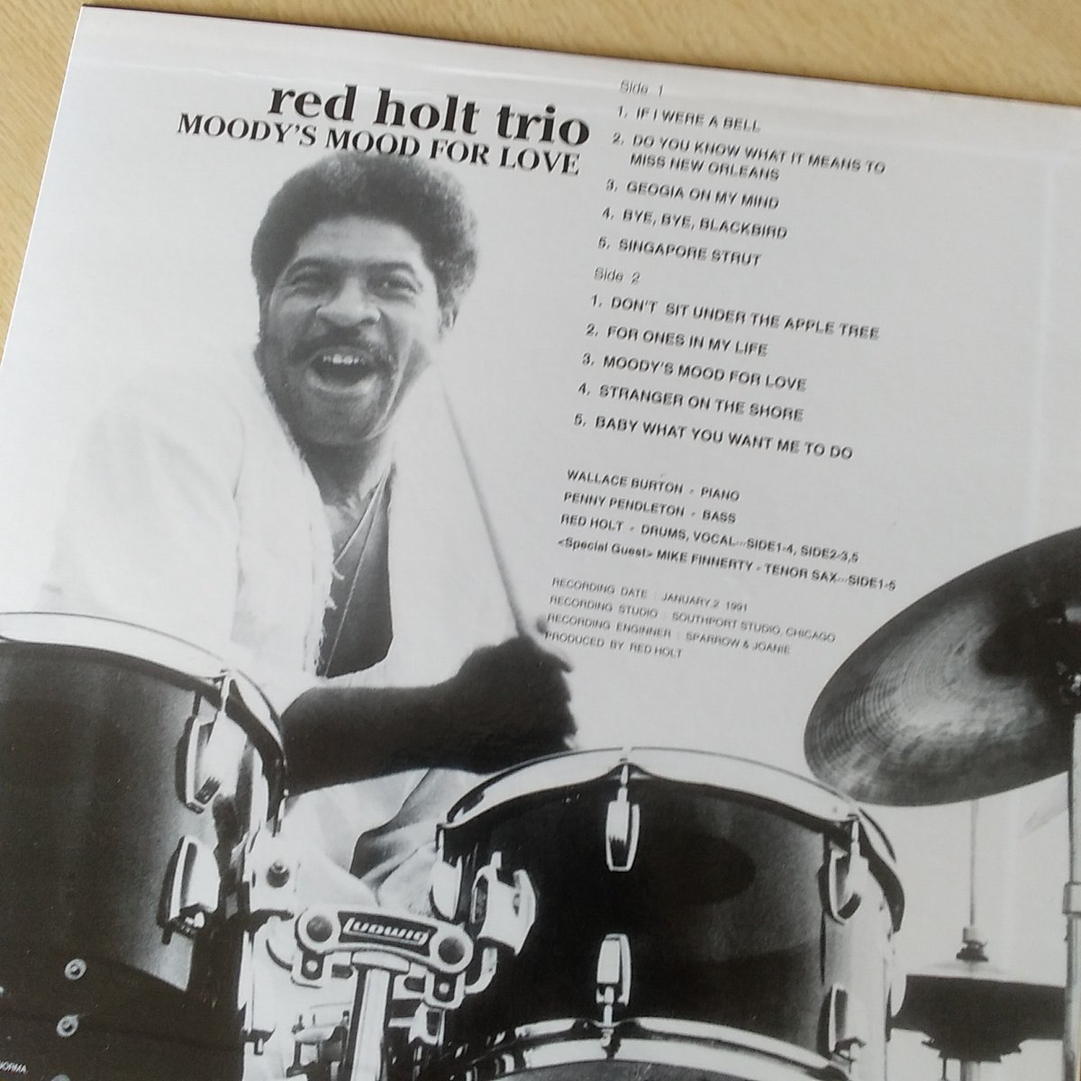 visionopt1's tweet photo. #留萌　曇り9℃　黄砂？pm2.5?車も窓も汚れ
#jazz #RedHolt
何ともお気楽な🥁と🎤
タイトルも思わず吹き出す🎵これが91年録音とは！余程ﾗﾑｾﾞｲ・ﾙｲｽの所で儲かったのか？シカゴって不思議♬
#土田悦也 https://t.co/UlwvBMMpWf