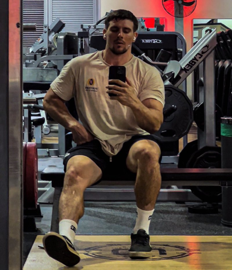 penlifts's tweet photo. Another hectic leg session, time for a shower and bed! 🧼😴 https://t.co/HQCDVafobH