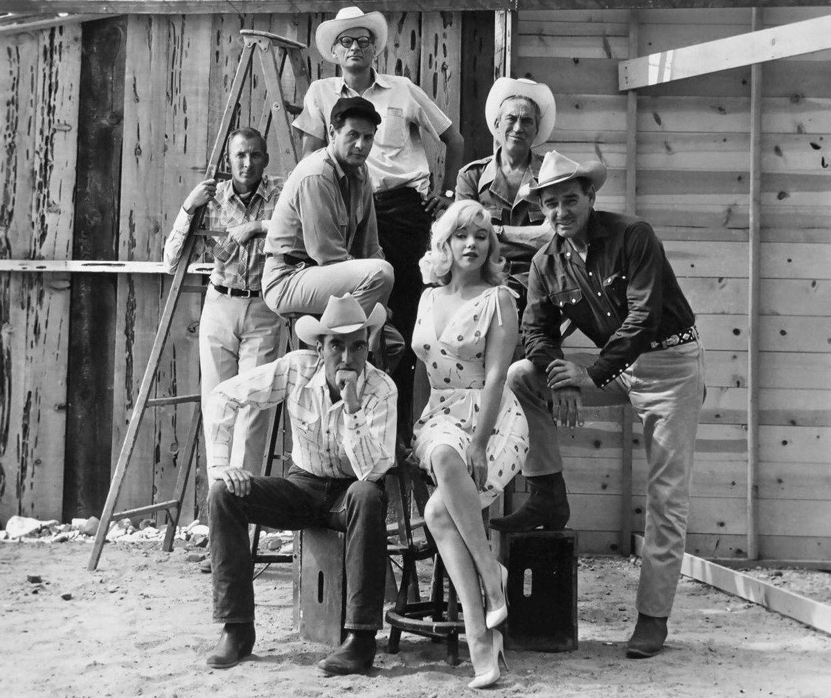 murattolga's tweet photo. Her şey anı, herkes hayalet...
Marilyn Monroe (1962), Clark Gable (1960) ve Montgomery Clift (1966), John Huston'ın (1987) çektiği The Misfits filminin setinde... Foto: Eliott Erwitt #3ameternal https://t.co/Ns2tWBC9Qm