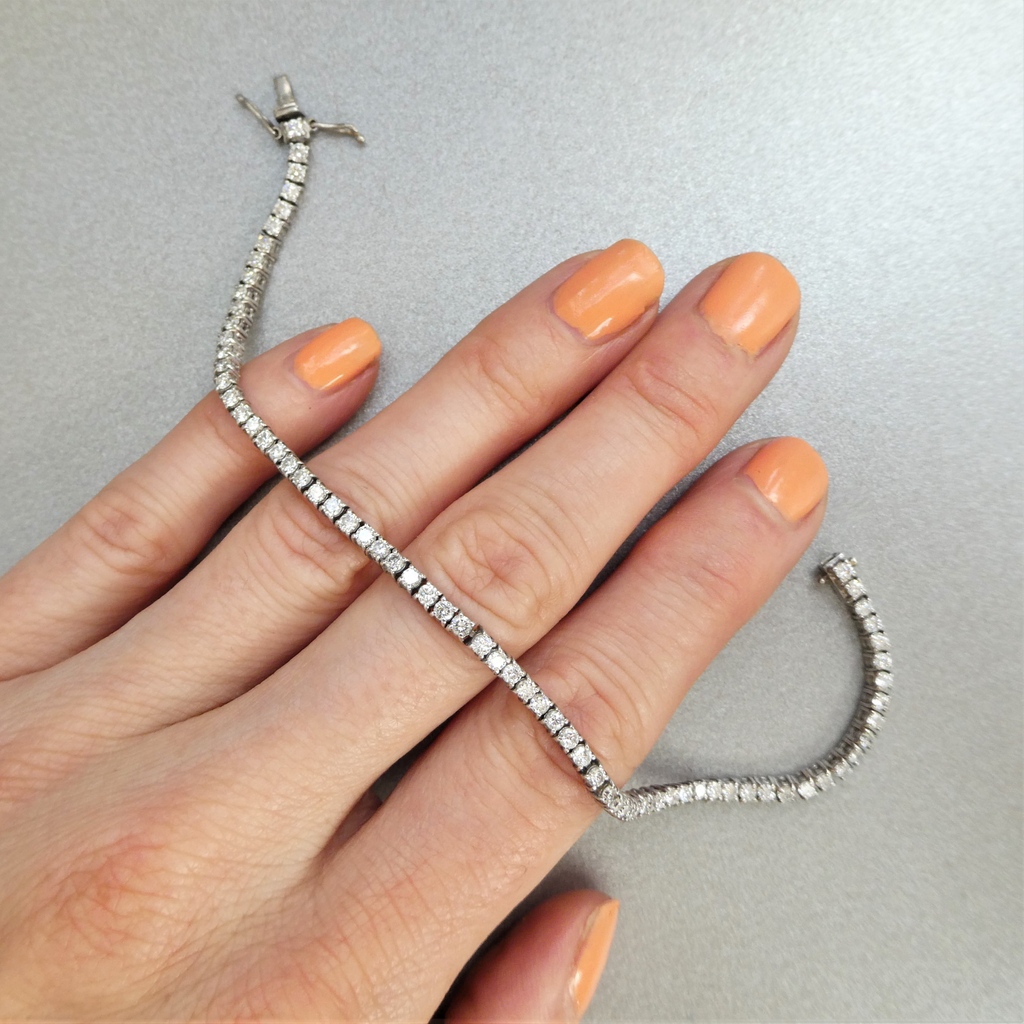 beryllane7's tweet photo. The #tennisbracelet name is said to be birthed by US tennis star Chris Evert after wearing her #diamond lined bracelet at the US open and having it fall from her wrist in a heated rally. The #diamondtennisbracelet has since become the most timeless piece of jewelry in history! 💎 https://t.co/iKwxwRinNM