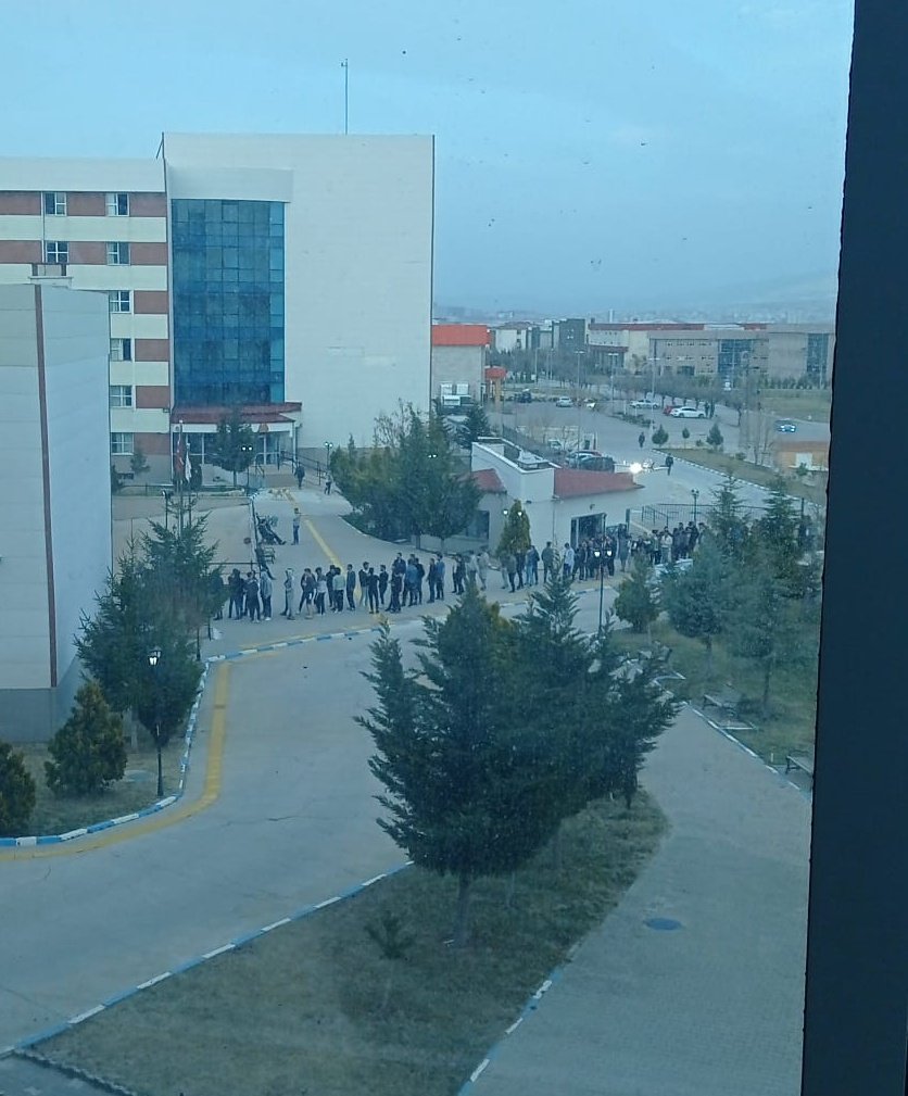 O hiç kyk da iftar sırasına girmemiş ki nerden bilsin. <a href="/GSB_Nigde/">Niğde Gençlik ve Spor İl Müdürlüğü</a> <a href="/GSB_KYGM/">Kredi ve Yurtlar Genel Müdürlüğü</a>