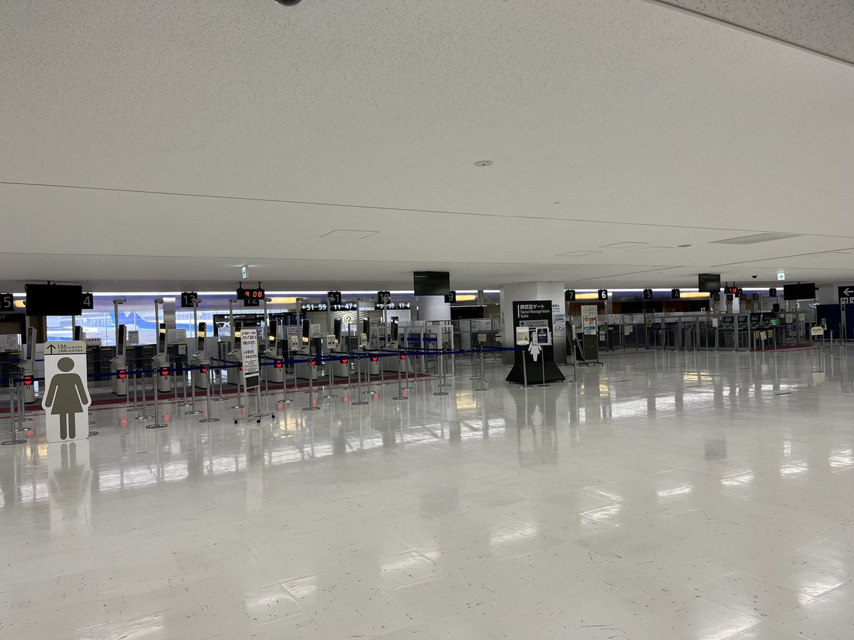 yusaluna2's tweet photo. この成田空港の写真をみてただちに全面開国すべきと思う方いいねお願いします。

強くそう思う方はRTお願いします。

少しでも今の政策がどれだけ経済を壊しているか知ってもらえるきっかけになればと思います。 https://t.co/EIsZmRB4fF