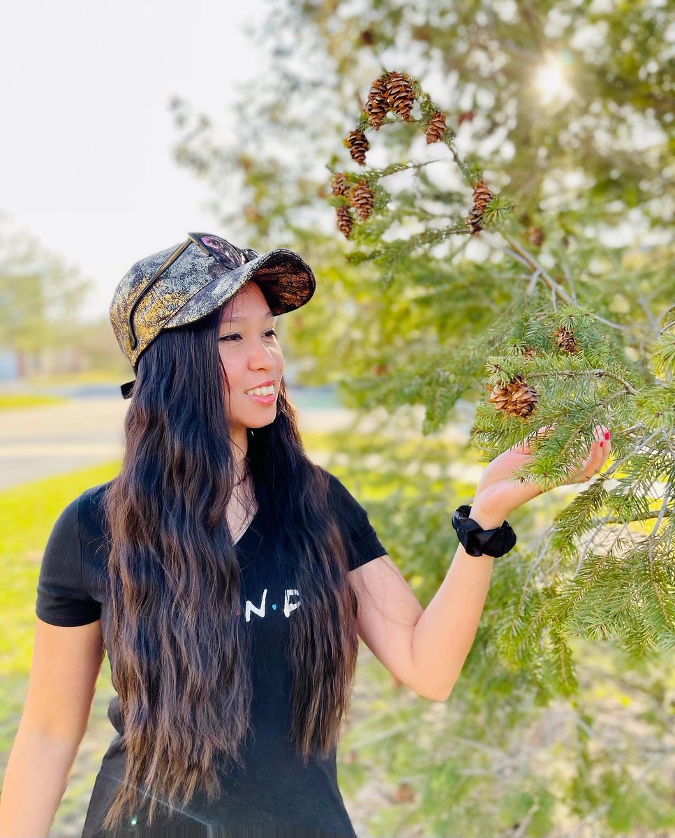 KatDeLeonMusic's tweet photo. Happiness blooms from within @CarbonFin 🌻☀️🌻 #springtime #spring #katdeleonmusic #carbonfin #carbonfingaming https://t.co/BpTzUTuYBJ
