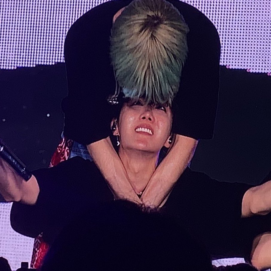 vhopebot's tweet photo. hobi going 🥺 at tae https://t.co/aop8PJBdMj
