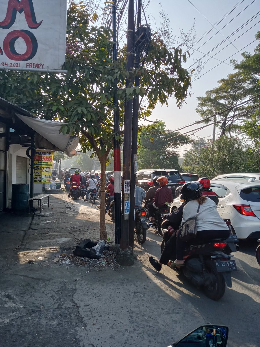 Paman_Noe's tweet photo. Selamat pagi @e100ss @SapawargaSby @sits_dishubsby kepadatan pagi ini mulai terasa sejak depan perumahan taman pondok indah... Mohon solusi dan jalan keluar https://t.co/FAcTjZArhD
