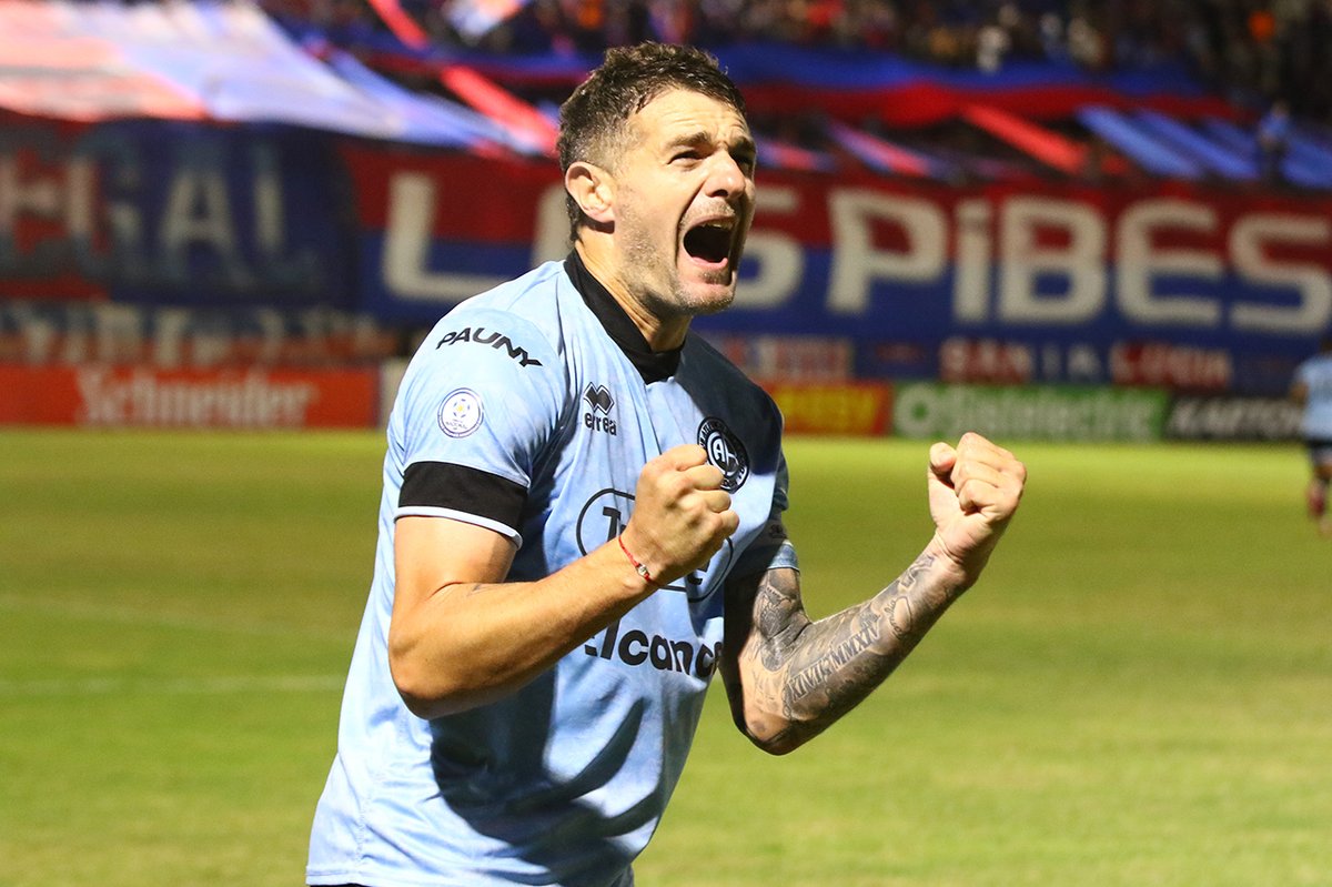 Belgrano's tweet photo. ¿Cabeceaste, Pablo? ⚽🐂🏴‍☠️ https://t.co/OPkJqAwCfI