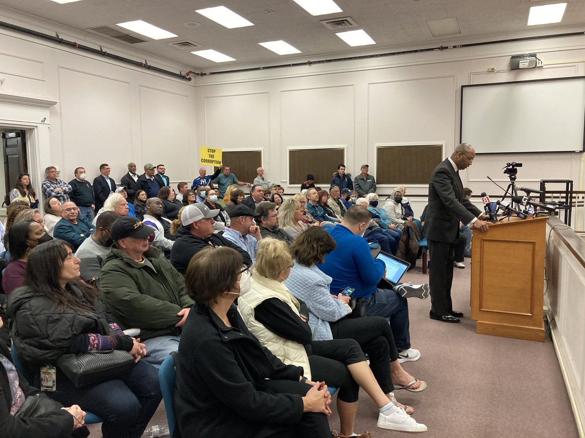 ErinEdwardsNews's tweet photo. Packed house in West Haven tonight. Residents are calling for the mayor to resign https://t.co/rKab9nKAX9