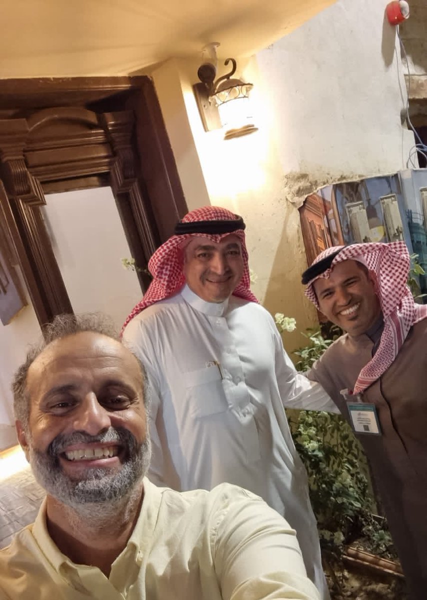 سعدت اليوم بزيارة #جدة_التاريخية بثوبها الجديد في كل يوم حكاية وفي كل زاوية رواية 
ما أجمل الوقوف على ذكريات #البلد خاصة في #ليالي_رمضان مع صحن البليلة اللي ما ياكل منو ينكسر سنو والكبدة البلدي والسوبيا بار عند الشلبي وكل شيء على طلبي
تنظيم اكثر من رائع رغم الاقبال الكبير والزحمة