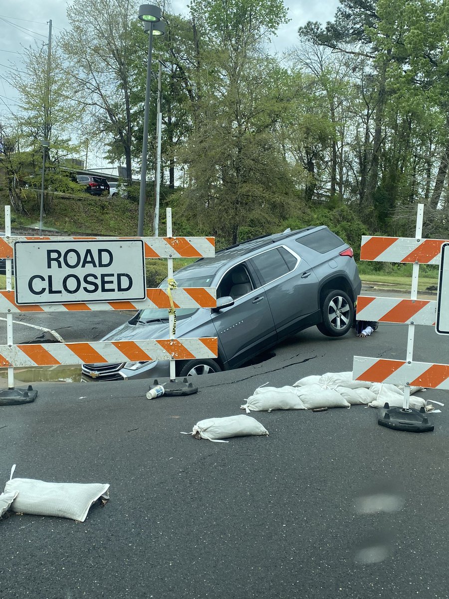 mereboles's tweet photo. And I thought I was having a bad Monday… https://t.co/exW1u30j8C