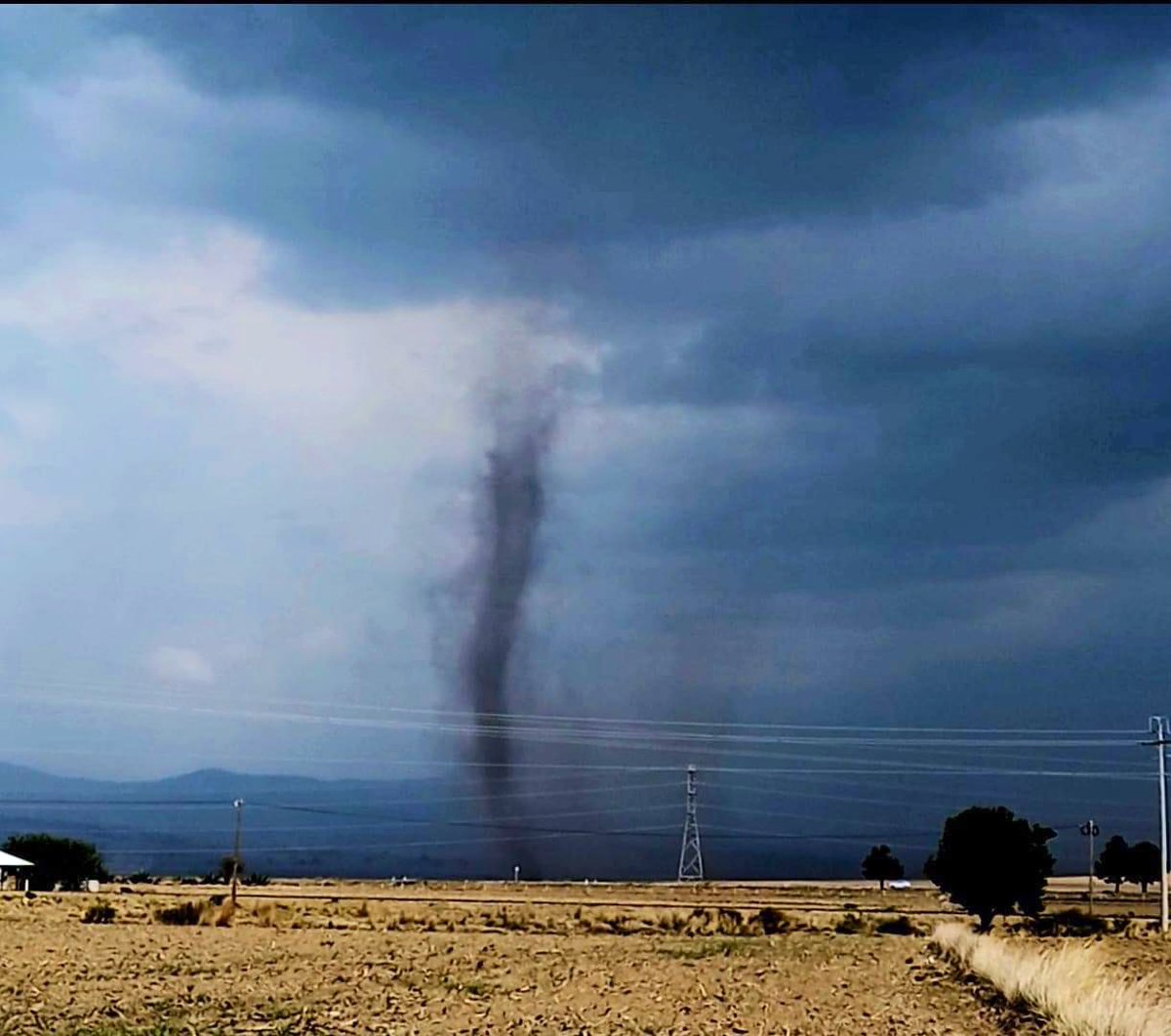 InfoMeteoro's tweet photo. 🔴⛈Fuertes tormentas con granizo se han moviendo en valles altos de Hidalgo y Puebla esta tarde, reportándose posible #Tornado🌪  entre Cuyoaco y Oyameles, Puebla al noreste de Libres.

✅En esta zona son comunes eventos de tornados… esperemos confirmación @TornadosMexico https://t.co/bIIc8hfFpt