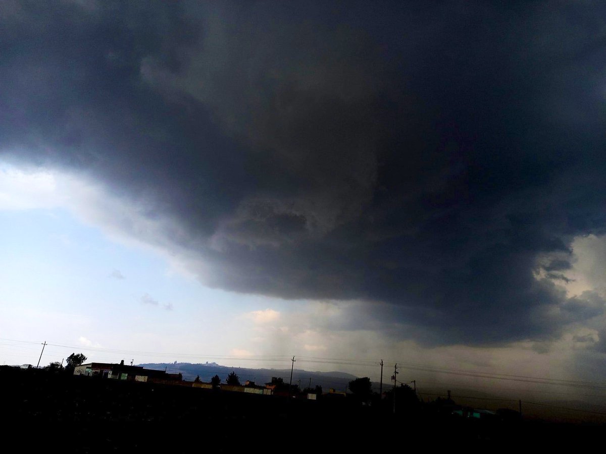 InfoMeteoro's tweet photo. 🔴⛈Fuertes tormentas con granizo se han moviendo en valles altos de Hidalgo y Puebla esta tarde, reportándose posible #Tornado🌪  entre Cuyoaco y Oyameles, Puebla al noreste de Libres.

✅En esta zona son comunes eventos de tornados… esperemos confirmación @TornadosMexico https://t.co/bIIc8hfFpt