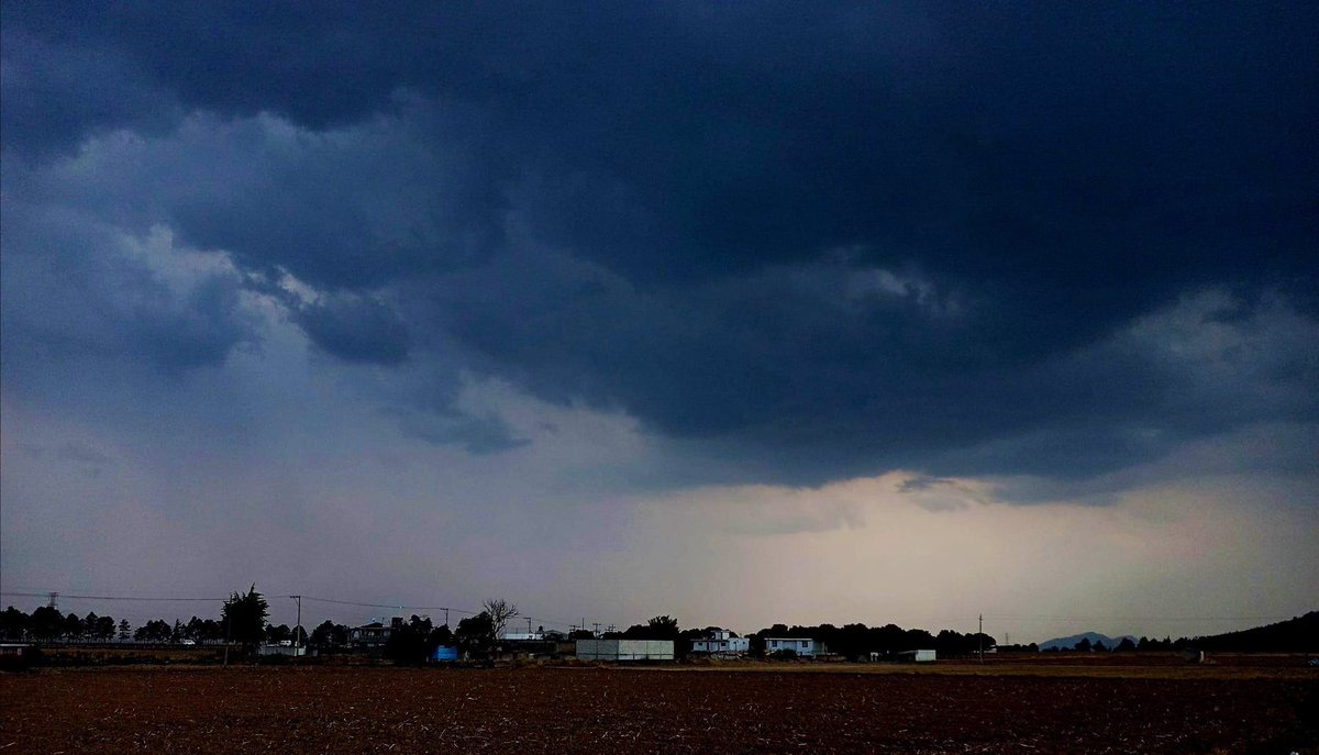 InfoMeteoro's tweet photo. 🔴⛈Fuertes tormentas con granizo se han moviendo en valles altos de Hidalgo y Puebla esta tarde, reportándose posible #Tornado🌪  entre Cuyoaco y Oyameles, Puebla al noreste de Libres.

✅En esta zona son comunes eventos de tornados… esperemos confirmación @TornadosMexico https://t.co/bIIc8hfFpt