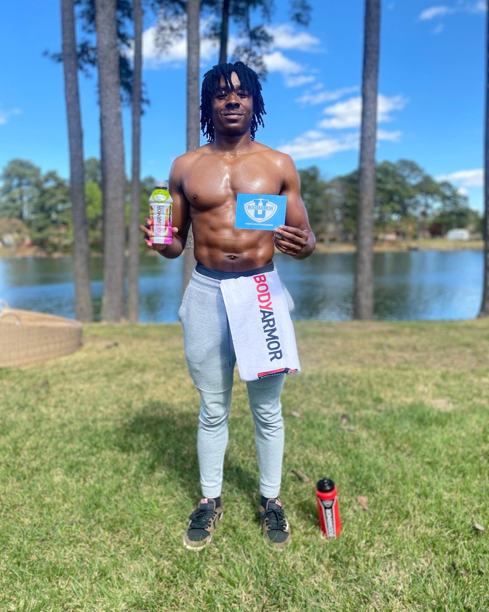 _liljojo6's tweet photo. Go try that Kiwi Strawberry I promise you won’t be disappointed! @DrinkBODYARMOR #BODYARMORU #StackingDayz https://t.co/e85hFajO3o