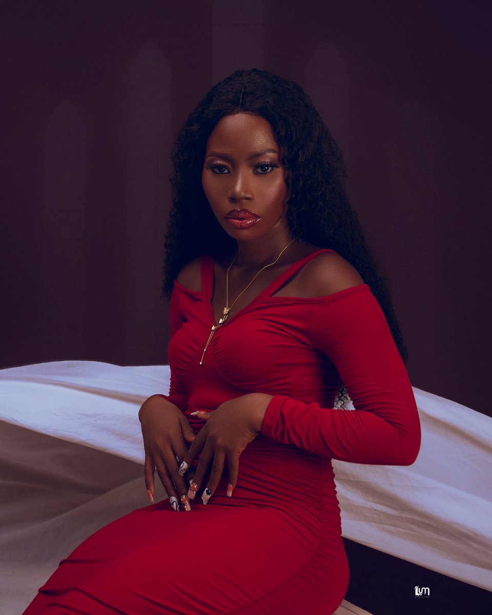 GbadeboEniola's tweet photo. Hey Siri!!! 📱light the candles, it’s my birthday 🥳🌺🥂✨ https://t.co/DAISOt9dqP