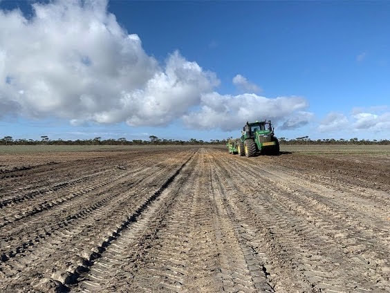 pts_ag's tweet photo. Repost from #harriss_contracting 
https://t.co/gnSLuKI5Z9 
Claying is pretty well finished so into some drainage work before seeding. Nice little drain designed &amp; built using t3rracutta. 800m long up to 800mm deep &amp; battered off to 10%  so as not to impede the customers run lines https://t.co/qp8CoR5N1D