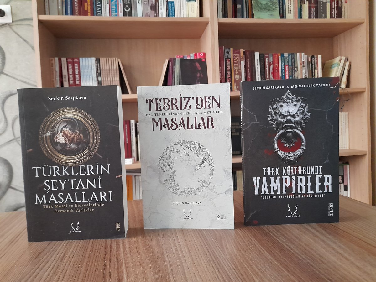 ÇEKİLİŞ VAR📚🎊

Karakum Kitap'tan çıkan Türk kültüründe masallar ve vampirler konularında Seçkin Sarpkaya ve Mehmet Berk Yaltırık'ın kaleme aldığı üçlü kitap setini retweetleyenlerden bir, beğenenlerden bir kişi olmak üzere iki kişiye hediye edeceğiz. Herkese bol şans!