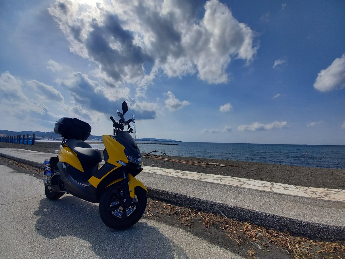 tryangle_blog's tweet photo. 暖かい日が増えバイク乗りが動き出す季節！
私も、近場の海へ一走り♪
道中見つけたお芋スイーツをお土産に♪

#バイク
#バイクに乗ろう
#ツーリング
#キャンプツーリング
#モータースポーツ
#YAMAHAが美しい
#マジェスティS
#ラーメン部
#朝飯部
#温泉部
#冷やし焼き芋
#金之助 https://t.co/TqqGOkJ5e2