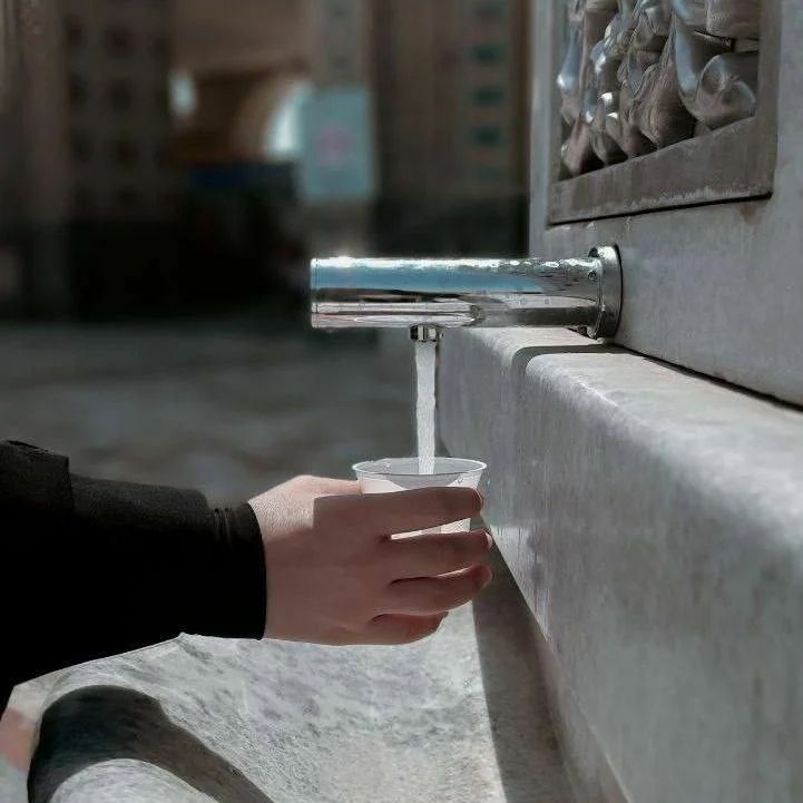 صلاة الفـجر ..."✨
صوت المآذن .. تراتيل الفاتحة .. قطرات ماء الوضوء ,الدعاء 
عبق الفجر .. جمال لن يستوعبه النائمون ..🌾

#صلاة_الفجر 💚