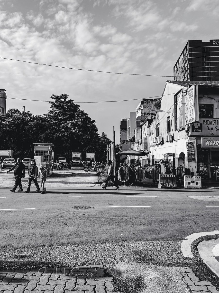 mattmatthaus68's tweet photo. #walking #NationalWalkingDay #streetphotography #blackandwhitephotography #blackandwhitephoto #sallahshooot #laterepost https://t.co/dnwb6iD8m6