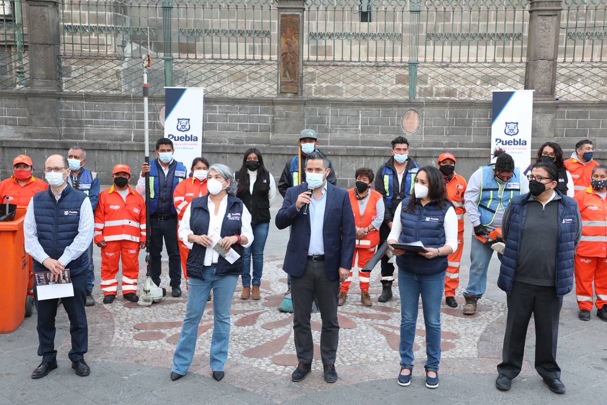 Servicios_Pub's tweet photo. Para tener una #CiudadDe10, esta #SemanaSanta2022 realizamos  diversos trabajos de mantenimiento en el Centro Histórico:

💡Corrección en 151 puntos de luz.
🏠Restauración de 2,000 m2 de fachadas en monumentos y edificios.

¡Ayúdanos a mantener a Puebla en buen estado!
🧵 https://t.co/XXIRPcKg5f